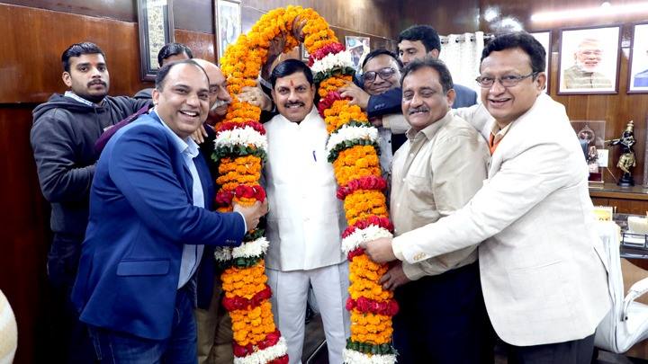 मुख्यमंत्री डॉ. यादव का विशाल माला पहनाकर किया अभिवादन